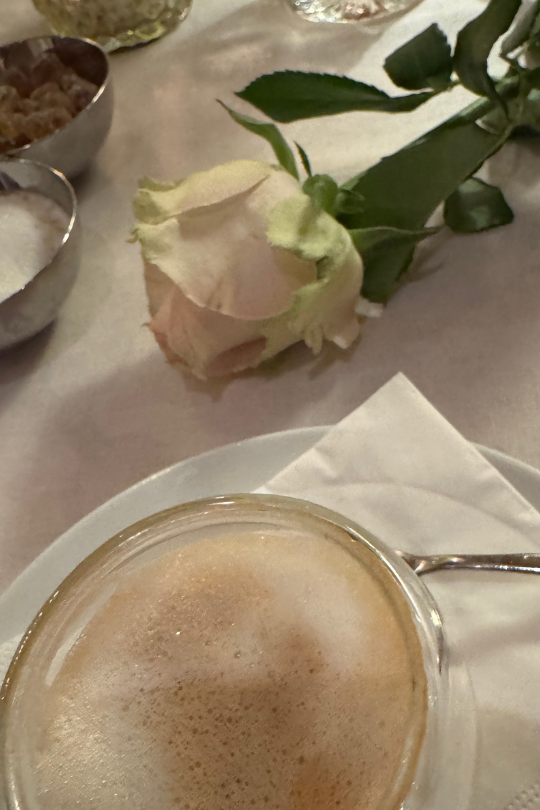 Nach dem Abendessen eine Rose...